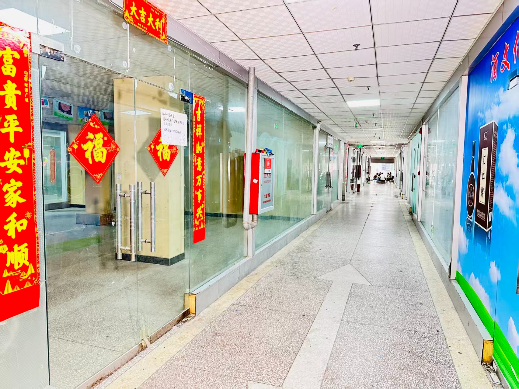 南沟上街园区位于洛阳市老城区春都路商贸核心区域，周边商业氛围成熟，交通便利，配套完善。依托传统副食品商贸资源，园区具备良好的经营基础和人气优势，是企业办公、商品展示、批发零售及创业发展的理想选择。
