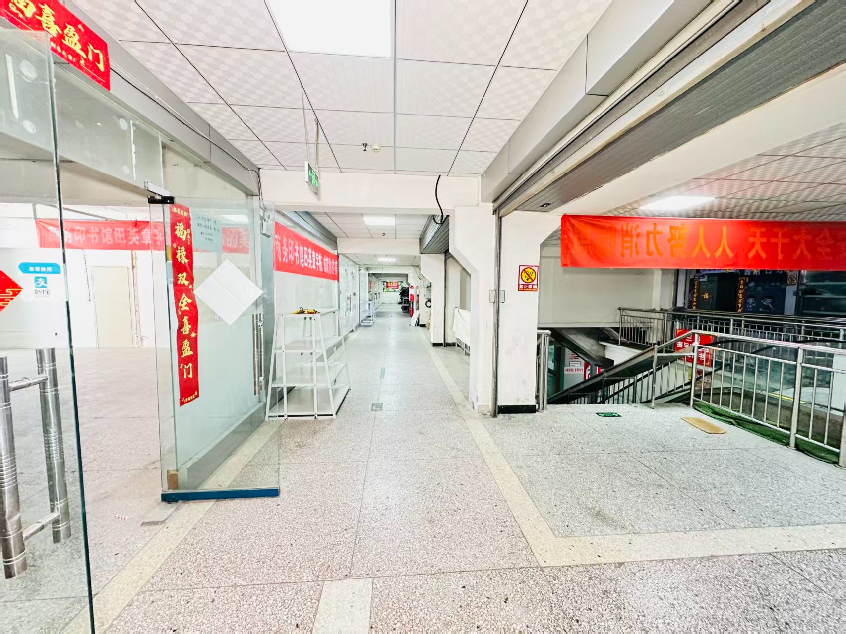 南沟上街引入人工智能技术应用场景，推动AI与商业、零售、电商、企业服务等领域融合发展。